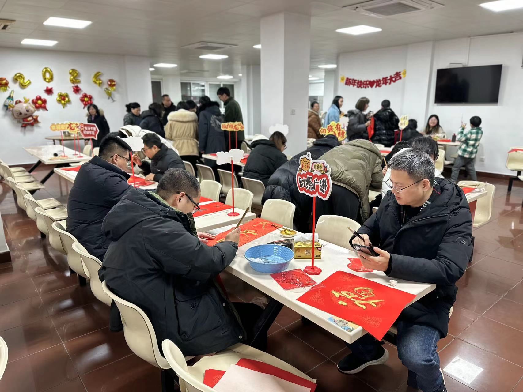 “迎春接福，共慶佳節(jié)”包餃子、寫(xiě)春聯(lián)活動(dòng)1 (25).jpg